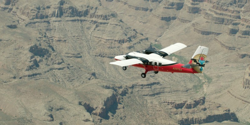 Fliegen Sie mit dem Flugzeug über den Grand Canyon